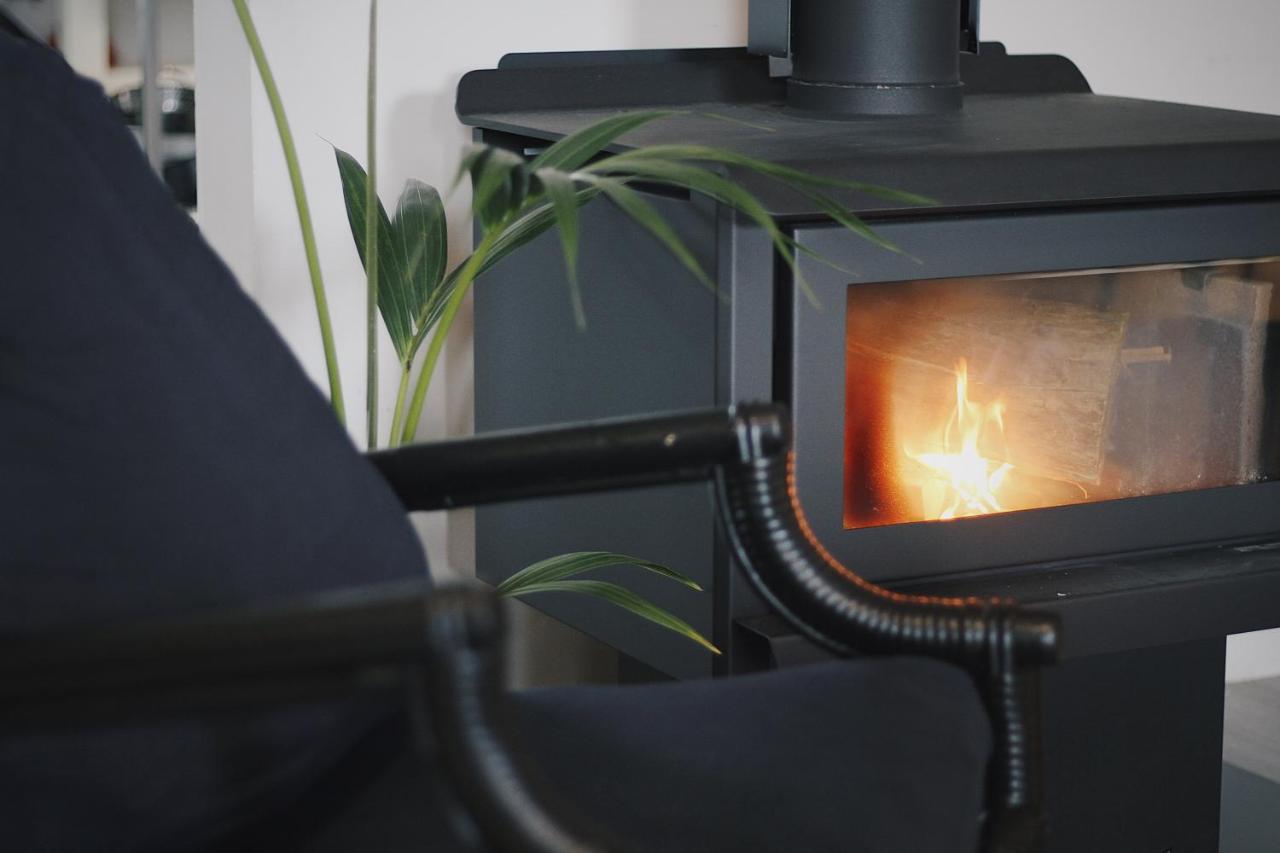 بيت شباب هوجو آند كارترز باكباكرز آند موتيل تاورانجا المظهر الخارجي الصورة A wood stove