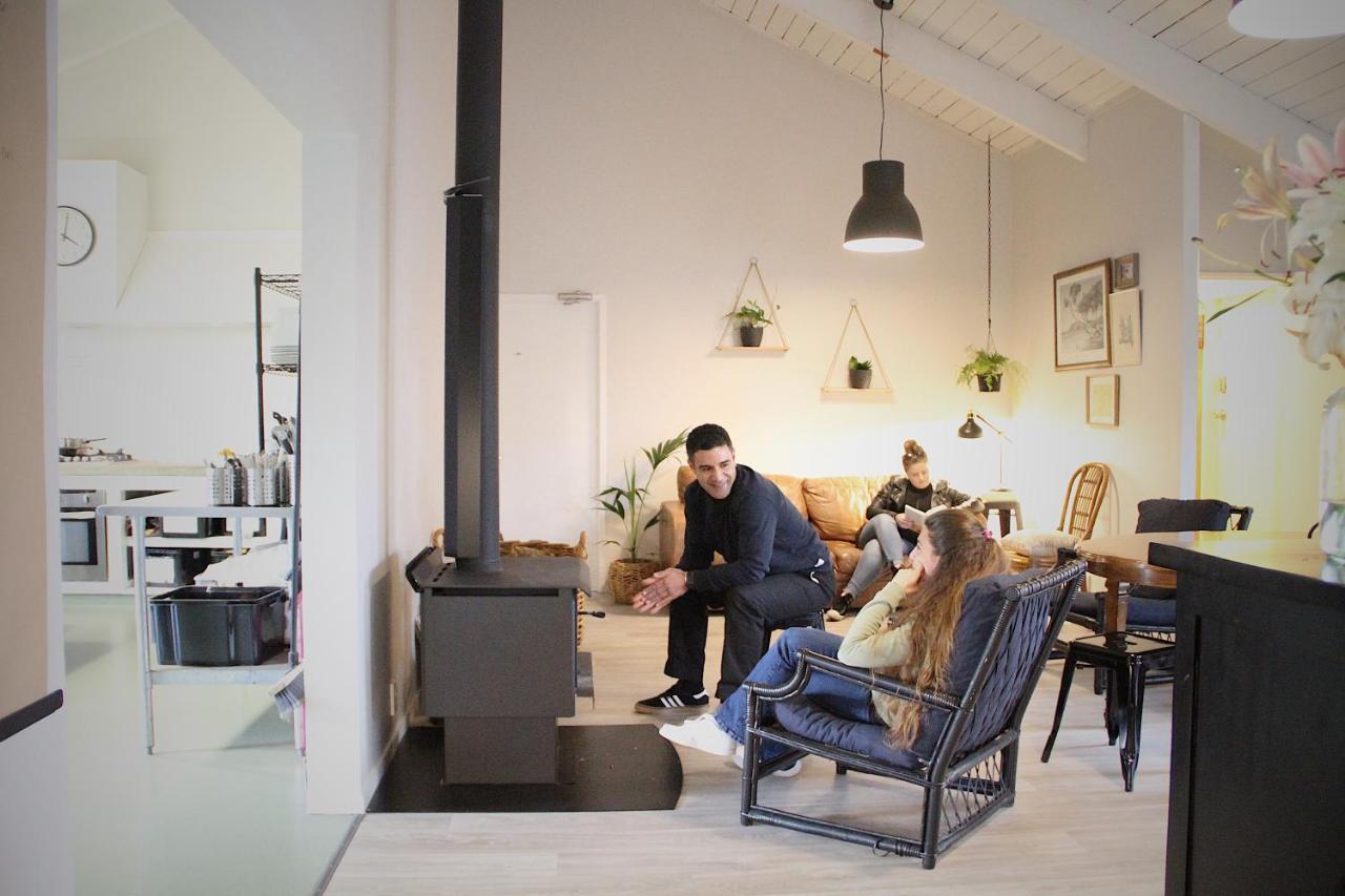 بيت شباب هوجو آند كارترز باكباكرز آند موتيل تاورانجا المظهر الخارجي الصورة A wood burning stove in a home