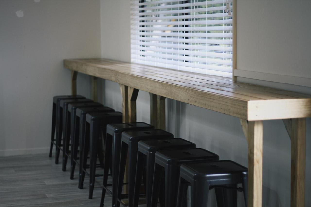 بيت شباب هوجو آند كارترز باكباكرز آند موتيل تاورانجا المظهر الخارجي الصورة A bar table