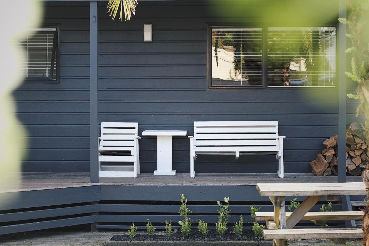 بيت شباب هوجو آند كارترز باكباكرز آند موتيل تاورانجا المظهر الخارجي الصورة A modern bench