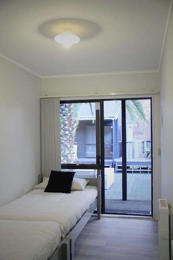 بيت شباب هوجو آند كارترز باكباكرز آند موتيل تاورانجا المظهر الخارجي الصورة A sliding door