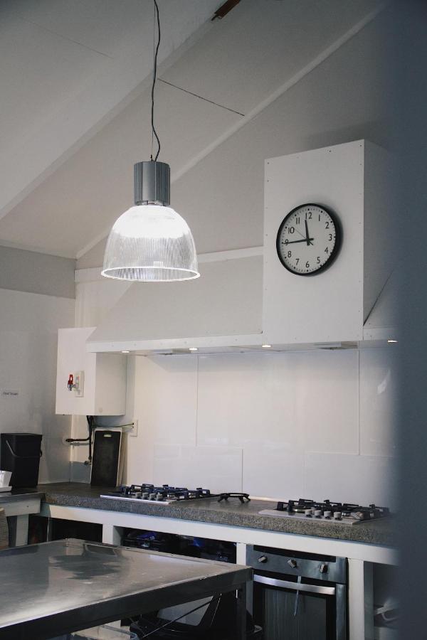 بيت شباب هوجو آند كارترز باكباكرز آند موتيل تاورانجا المظهر الخارجي الصورة A wall clock