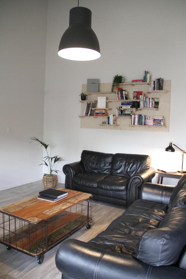 بيت شباب هوجو آند كارترز باكباكرز آند موتيل تاورانجا المظهر الخارجي الصورة A living room with a leather sofa