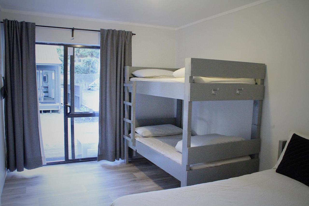 بيت شباب هوجو آند كارترز باكباكرز آند موتيل تاورانجا المظهر الخارجي الصورة A bunk bed in a hotel room