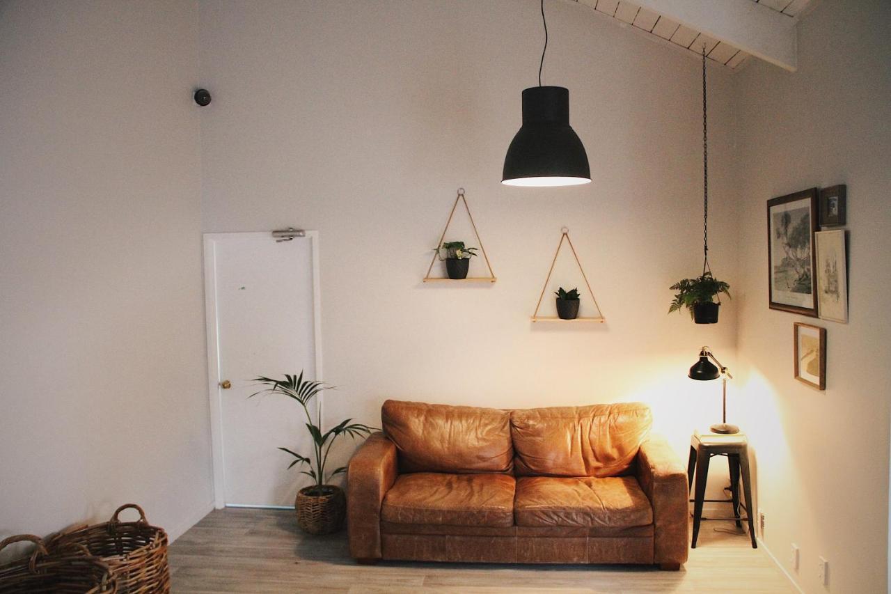 بيت شباب هوجو آند كارترز باكباكرز آند موتيل تاورانجا المظهر الخارجي الصورة A living room with a leather sofa