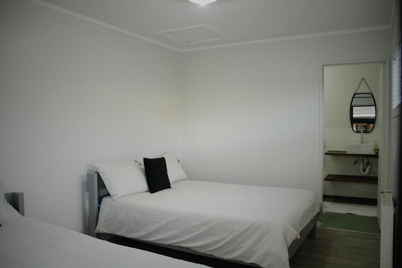 بيت شباب هوجو آند كارترز باكباكرز آند موتيل تاورانجا المظهر الخارجي الصورة A bedroom